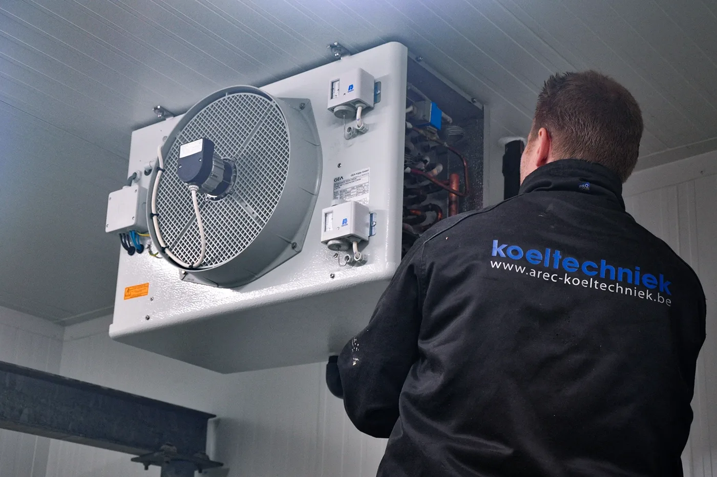 Technieker van Arec controleert een luchtkoeler in een koelcel