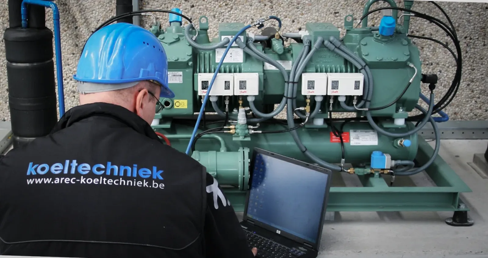 Technieker van Arec meet een compressorset door met laptop en manometers